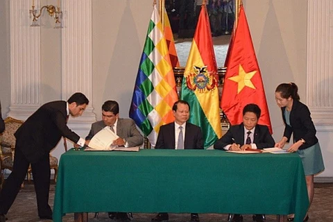 武文宁副总理出席越玻贸易投资框架协定签署仪式